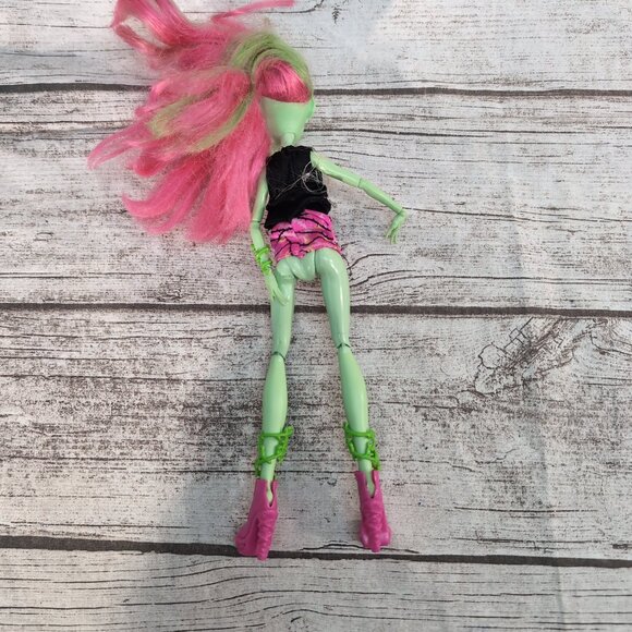 Mattel Monster High Doll Lot – Clawdeen, Twyla, Venus & Frankie – 5 Dolls - Picture 8 of 13